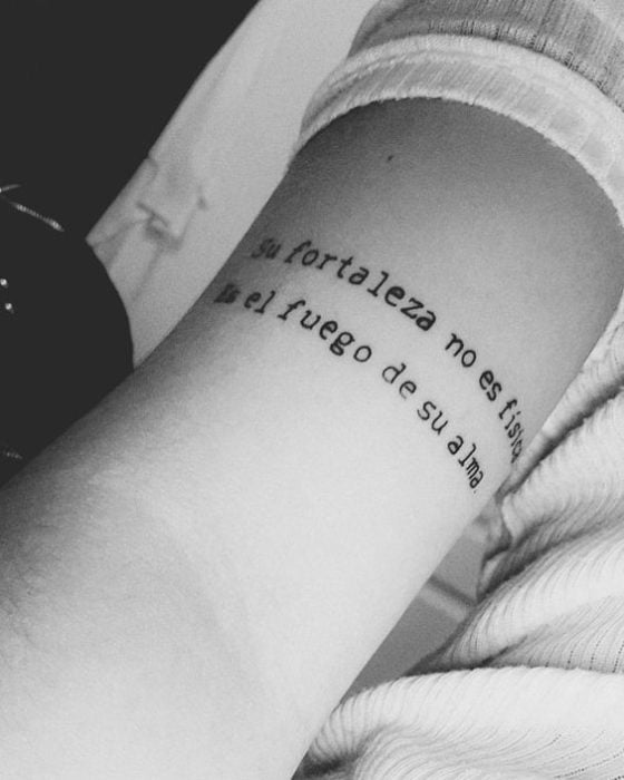 Tatuaje con frase inspiradora en el brazo
