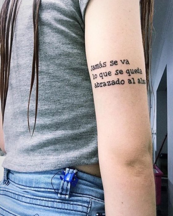 Tatuaje con frase inspiradora en el brazo