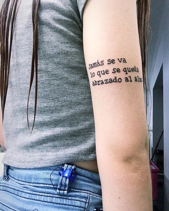 17 Tatuajes con frases inspiradoras para llenarte de fuerza