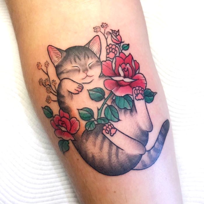 Tatuajes de gatos; tatuaje de felino gris con rayas y flores