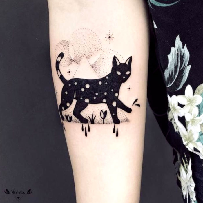 Tatuajes de gatos; tatuaje en el brazo de felino negro