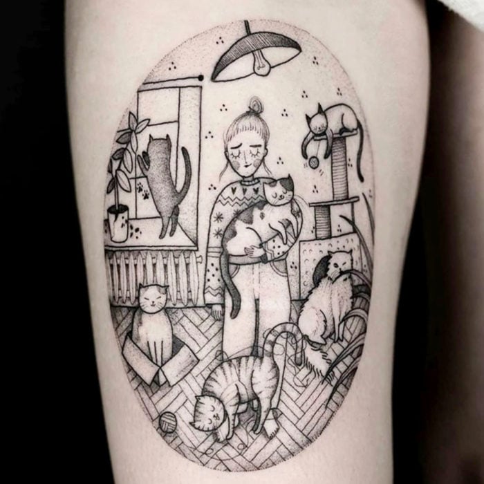 Tatuajes de gatos; tatuaje en la pierna de mujer en una casa llena de felinos, la señora de los gatos