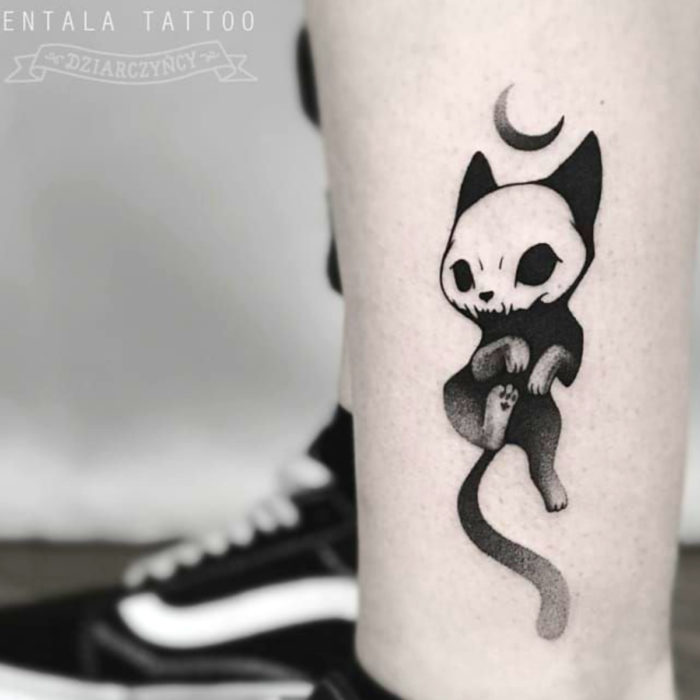 Tatuajes de gatos; tatuaje en pierna de felino negro con luna