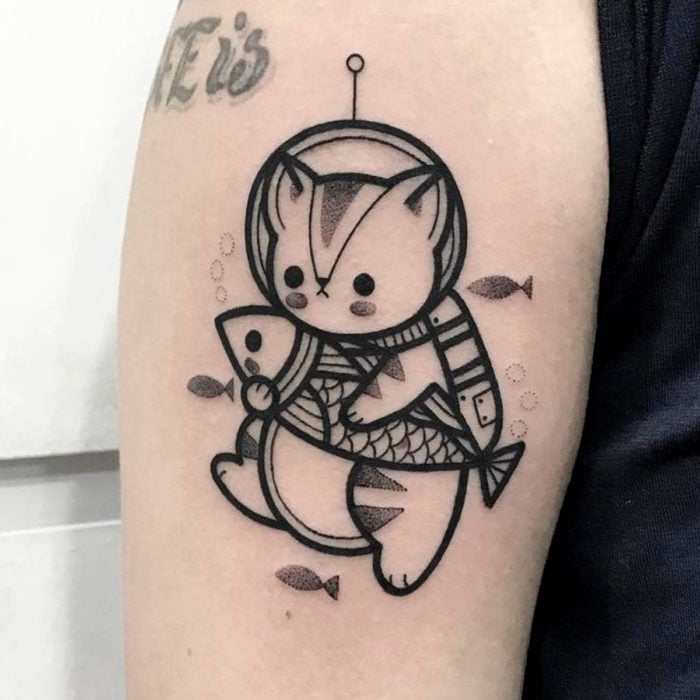 Tatuajes de gatos; tatuaje en el brazo de felino con traje de buzo con un pez