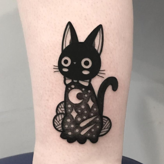 Tatuajes de gatos; tatuaje en el brazo de felino negro, Jiji, Kiki, entregas a domicilio