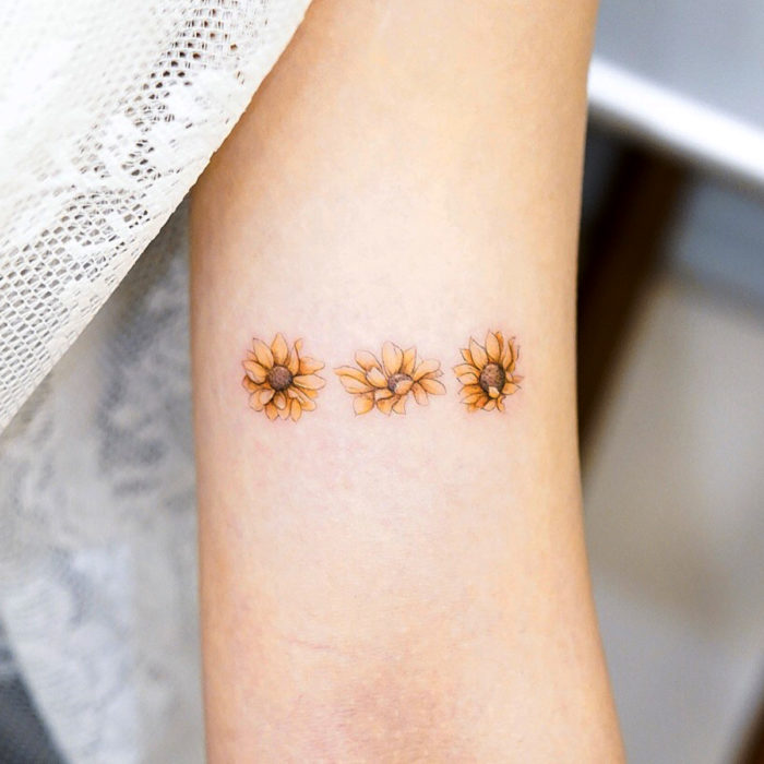 Tatuaje de girasoles en el brazo