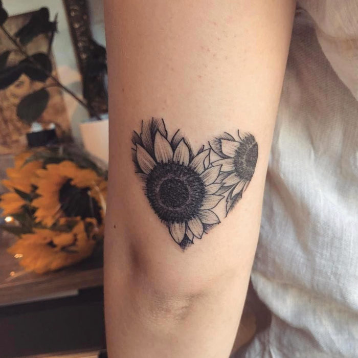 Tatuaje de girasoles en forma de corazón en blanco y negro