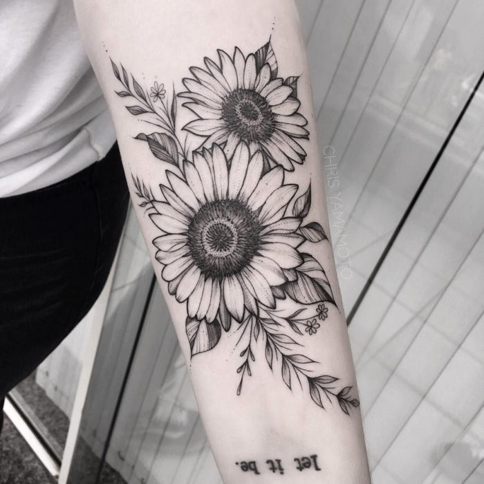 Tatuaje de girasoles en blanco y negro en el brazo