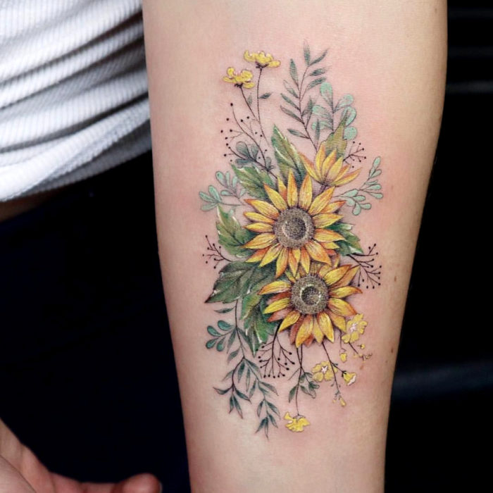 Tatuaje de girasoles en el brazo