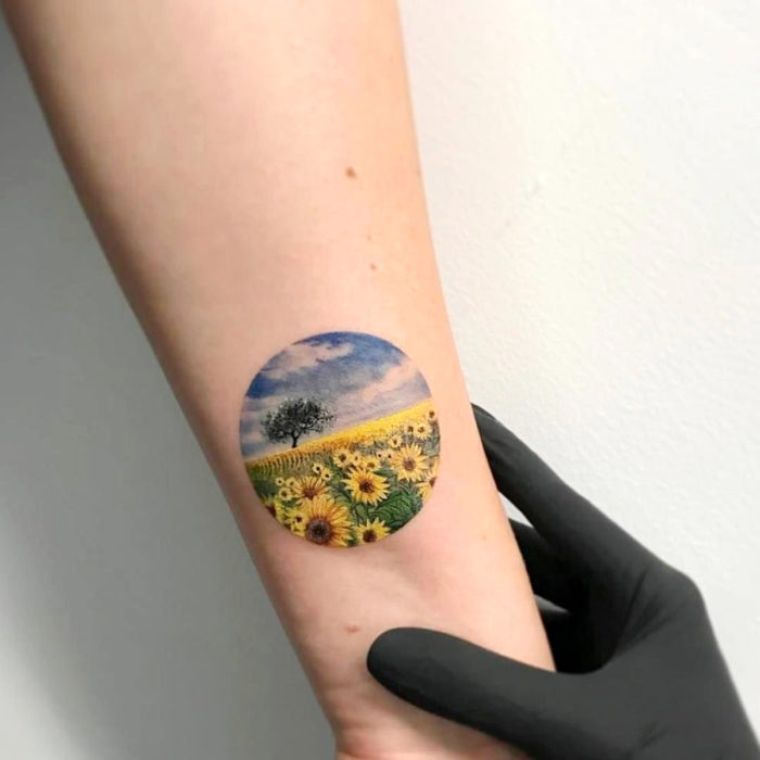 Tatuaje de girasoles miniatura en el brazo, paisaje de campo de flores