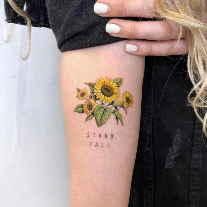 Tatuaje de girasoles en el brazo