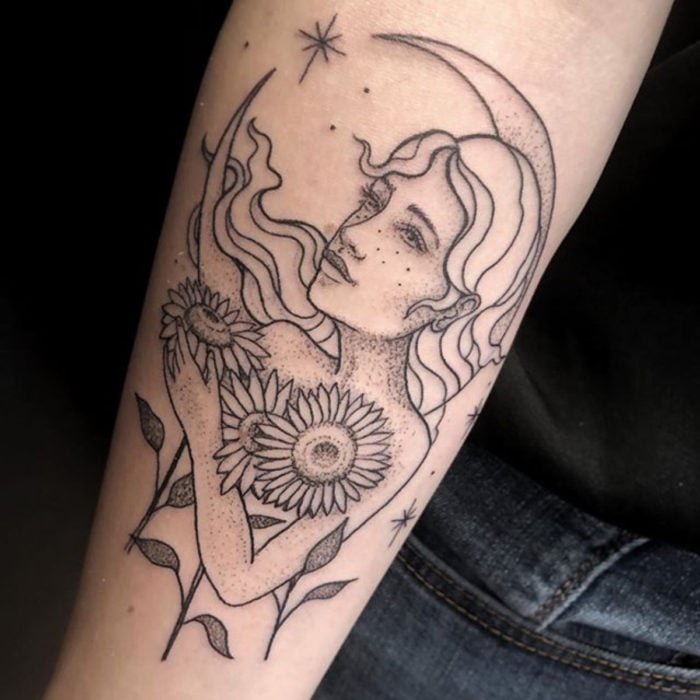 Tatuaje de girasoles con mujer bajo la Luna