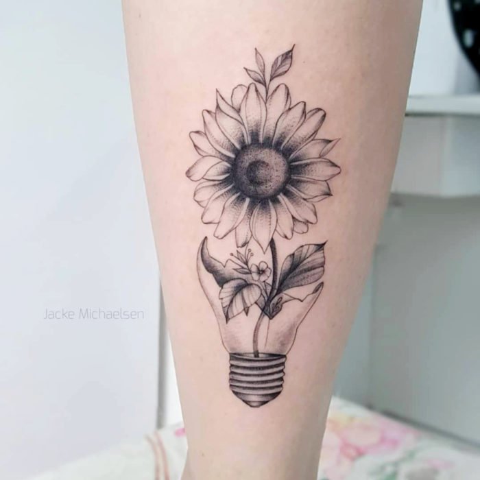 Tatuaje de girasoles en blanco y negro con maceta de foco