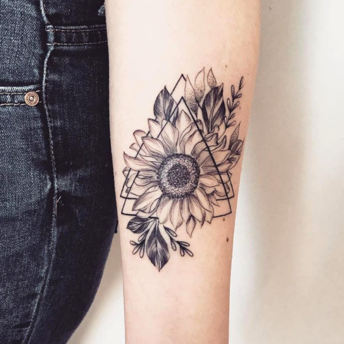 Tatuaje de girasoles en blanco y negro con triángulo