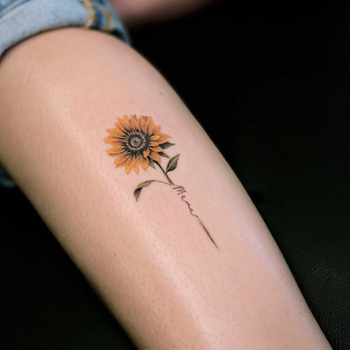 Tatuaje de girasoles miniatura con la palabra Mamá