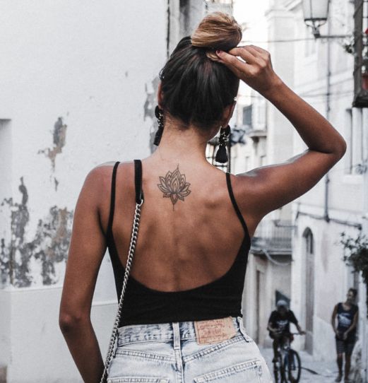 Tatuaje de mandala en la espalda de mujer