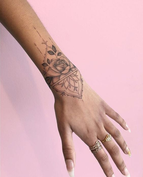 Tatuaje de mandala en brazo de una mujer