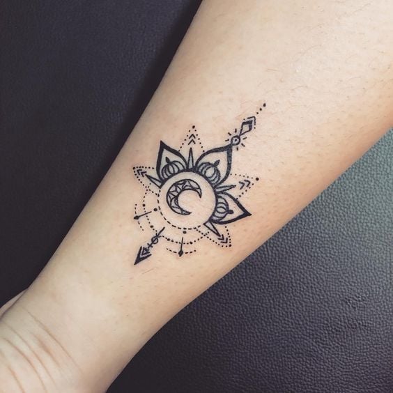 Tatuaje de mandala en brazo de una mujer