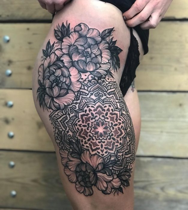 Tatuaje grande mandala en la pierna