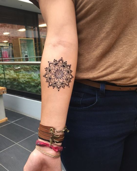 Tatuaje de mandala en el brazo