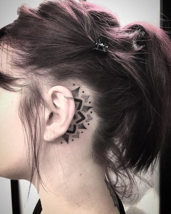Tatuaje de mandala detrás de la oreja