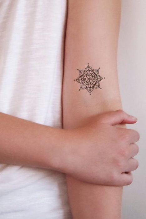 Tatuaje de mandala en el brazo