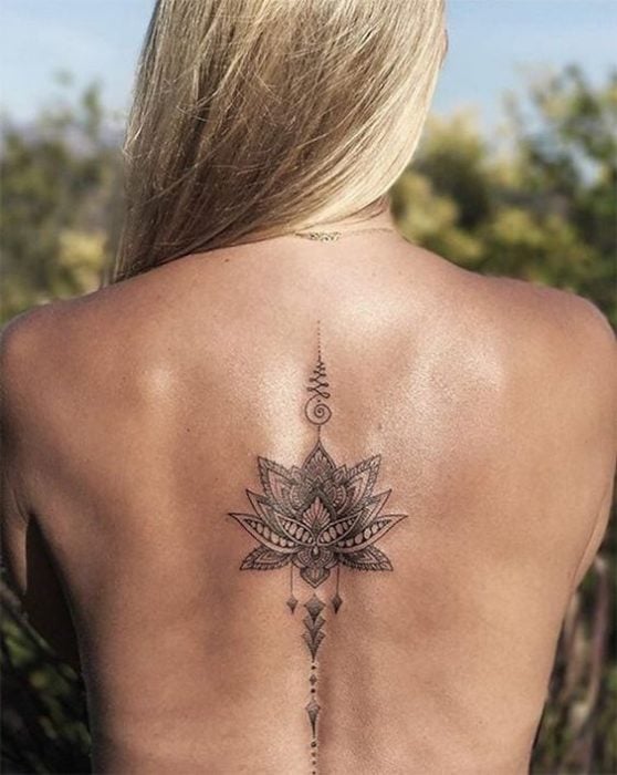 Tatuaje de mandala en la espalda