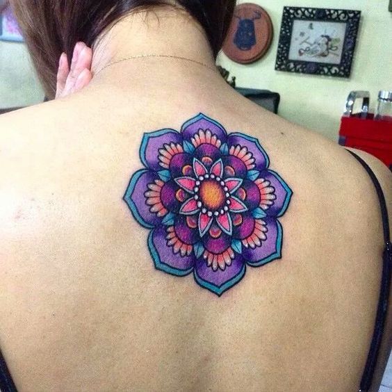 Tatuaje de mandala colorido para mujer en la espalda