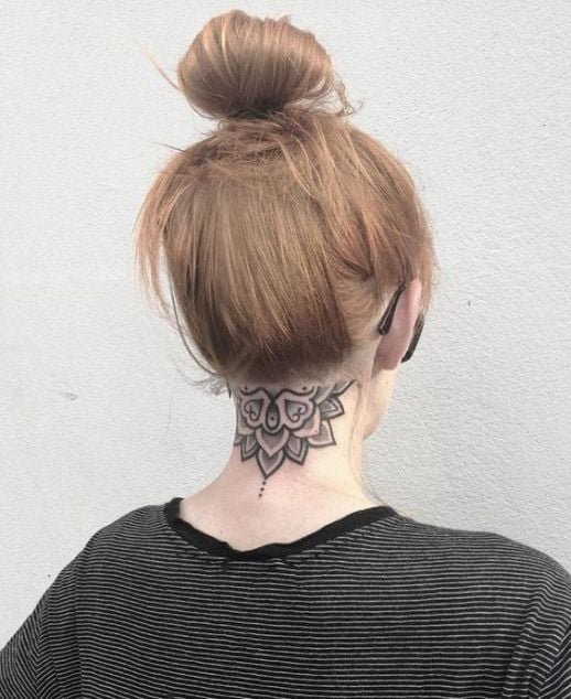 Tatuaje e mandala en la nuca de una mujer
