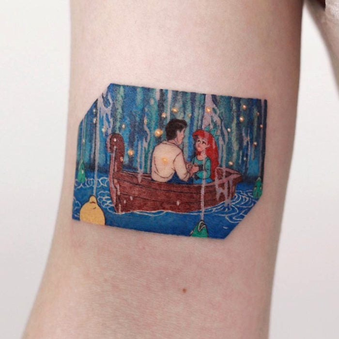 Tatuajes miniatura de películas; La sirenita, Ariel y Eric en el bote