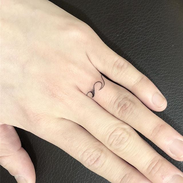 Chica con unas olas tatuadas en su dedo indice 