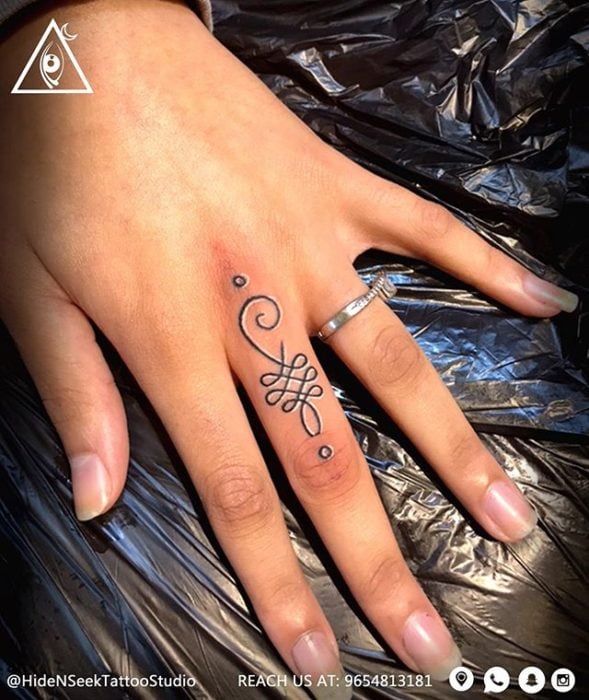 Chica con un tatuaje de una mandala en el dedo indice 
