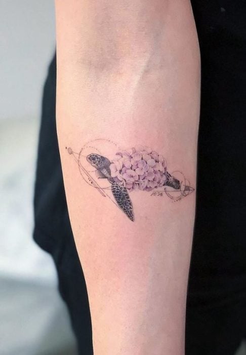 Tatuaje en forma de tortuga con la espalda en flores color pastel