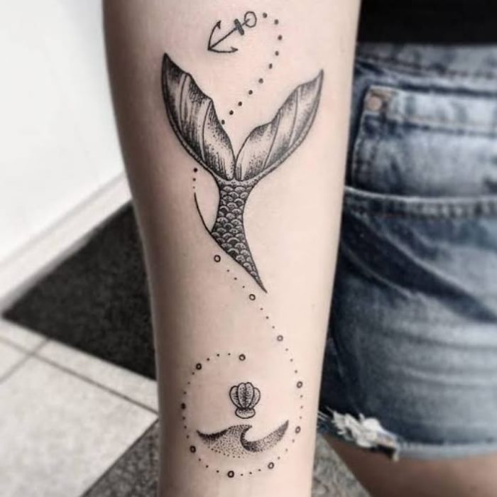 Tatuaje en forma de cola de sirena con efecto sombreado en tono negro