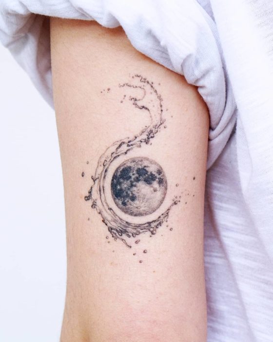 Tatuaje de la luna rodeada de olas marinas