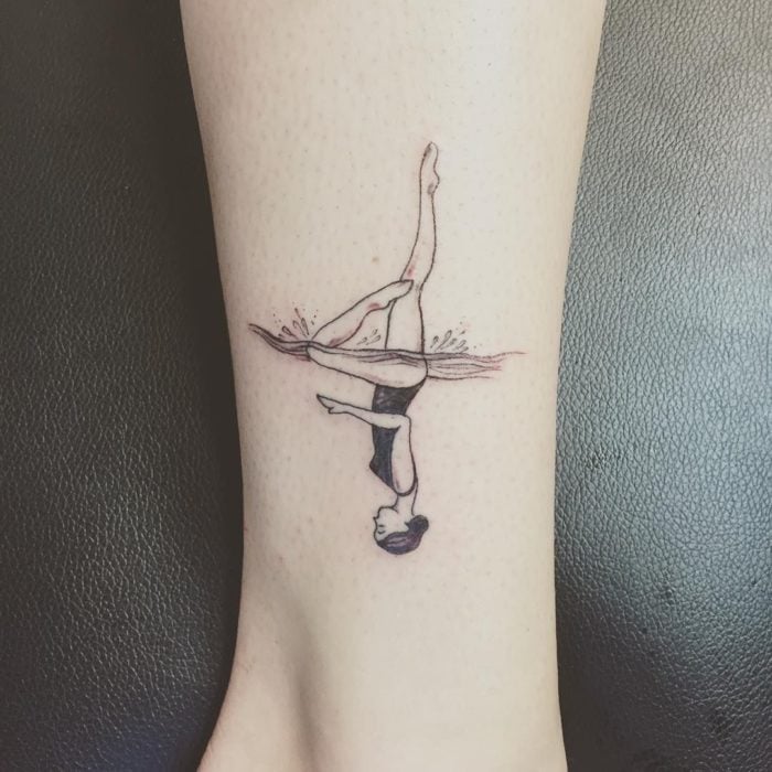Chica con un tatuaje en el brazo de una chica nadando