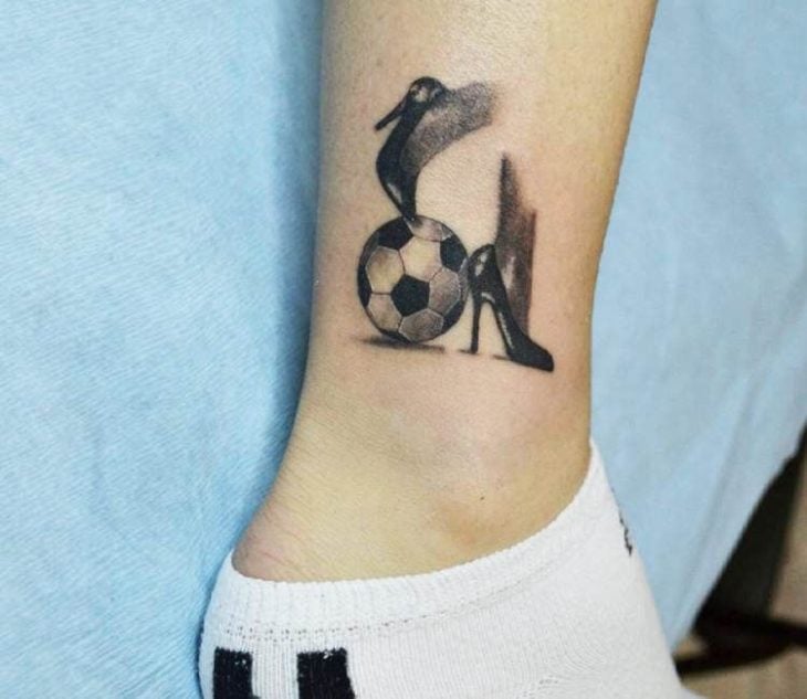 Chica con un tatuaje en el brazo de una chica jugando futbol 