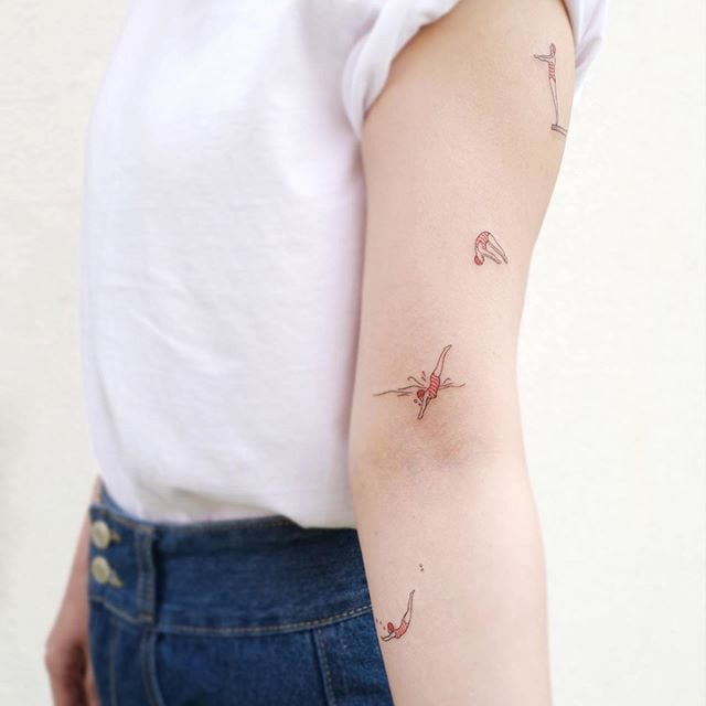 Chica con un tatuaje en el brazo de una pequeña clavadista 