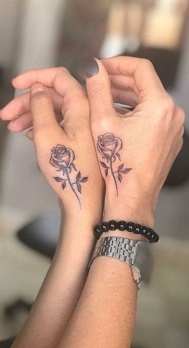 Tatuajes de rosas en las manos de mejores amigas