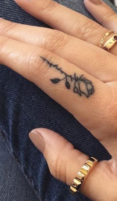 Tatuaje de pequeño de una rosa en el dedo