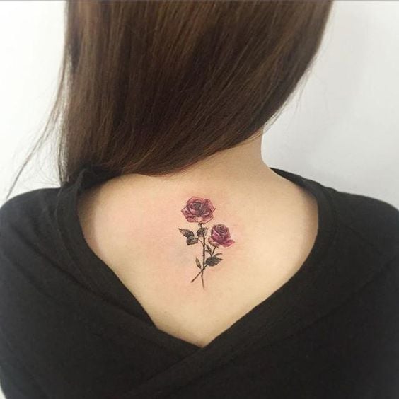 Tatuaje de rosas rojas en la espalda