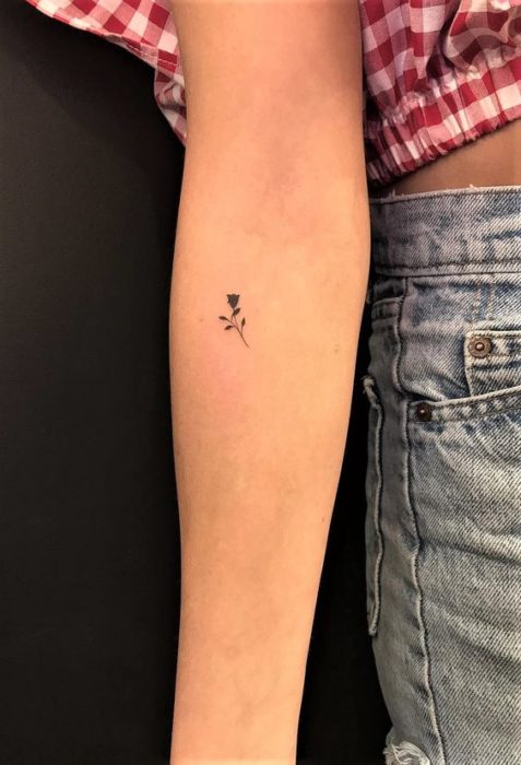 Tatuaje miniatura de rosa en el brazo