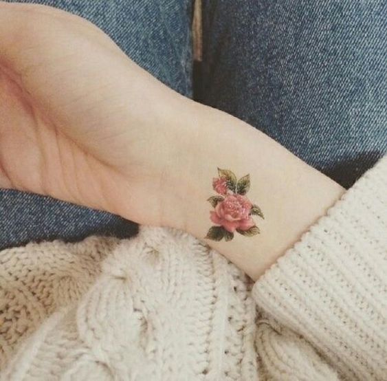 Tatuaje mini de rosas en la muñeca