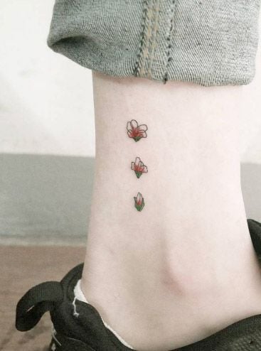 Tatuajes de rosas abriéndose en el tobillo