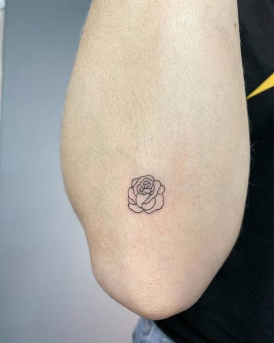 Tatuaje de rosa casi llegando al codo