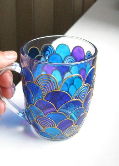 Taza transparente pintada como escamas de sirena