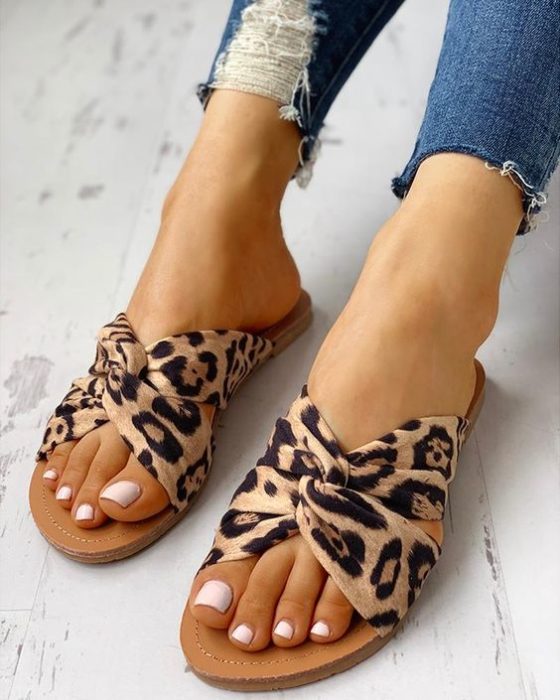 Sandalias cafés con tiras cruzadas de animal print