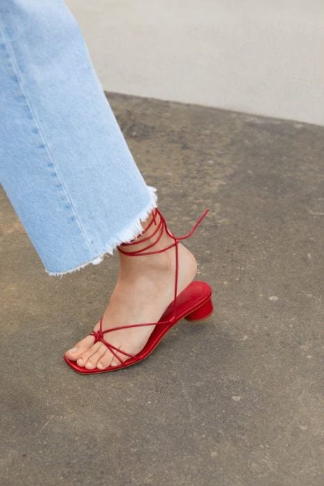Sandalias rojas con cintas alrededor del tobillo