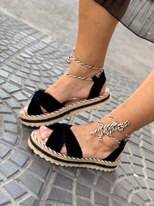 Sandalias de yute color negro y cintas blancas