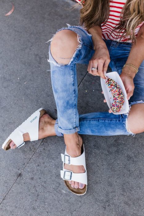 Sandalias blancas anchas con hebillas 